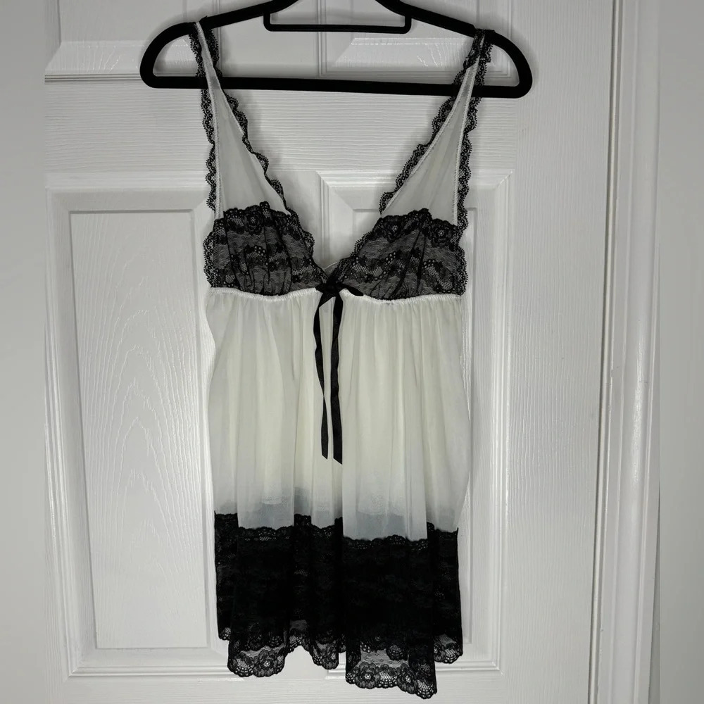 VICTORIAS SECRET Black/White Lace Teddy Sheer‎ Babydoll Size M